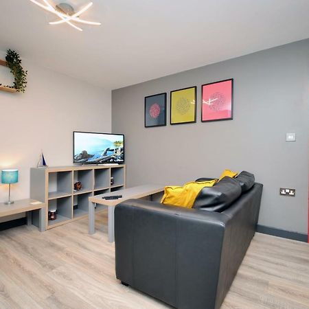Stone'S Throw City Centre - Tv In Every Bedroom! Swansea Exterior photo