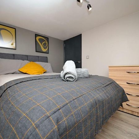 Stone'S Throw City Centre - Tv In Every Bedroom! Swansea Exterior photo