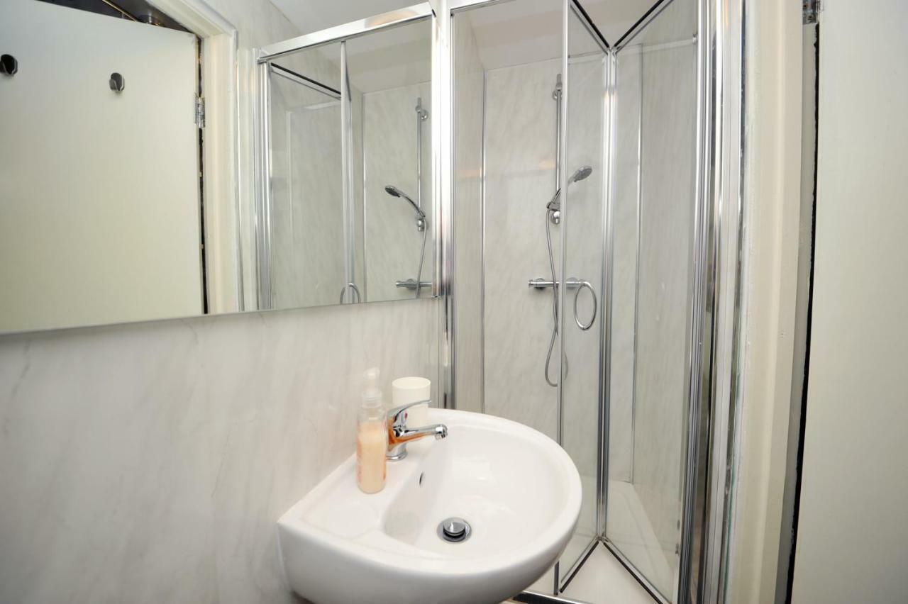 Stone'S Throw City Centre - Tv In Every Bedroom! Swansea Exterior photo