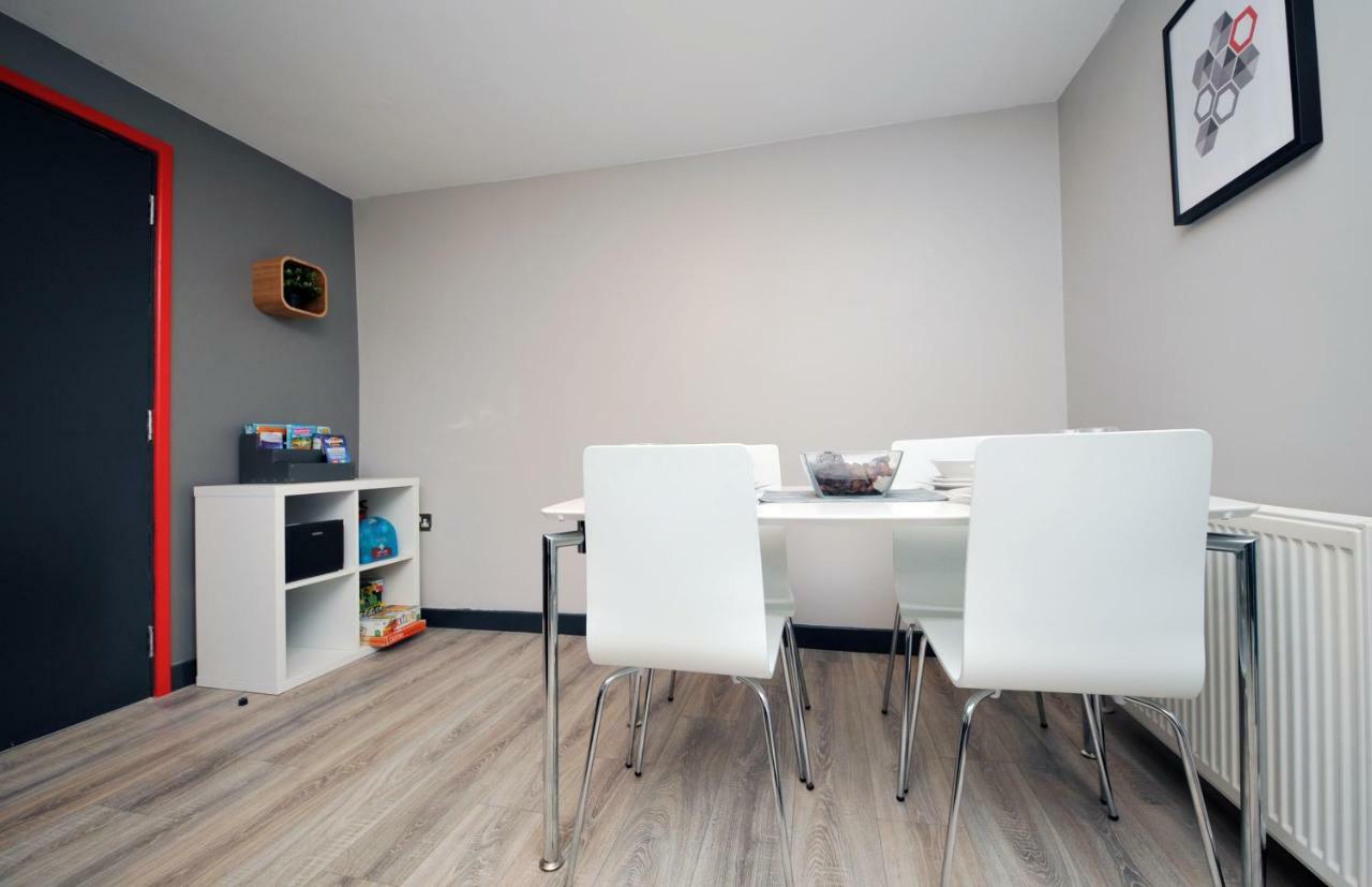 Stone'S Throw City Centre - Tv In Every Bedroom! Swansea Exterior photo
