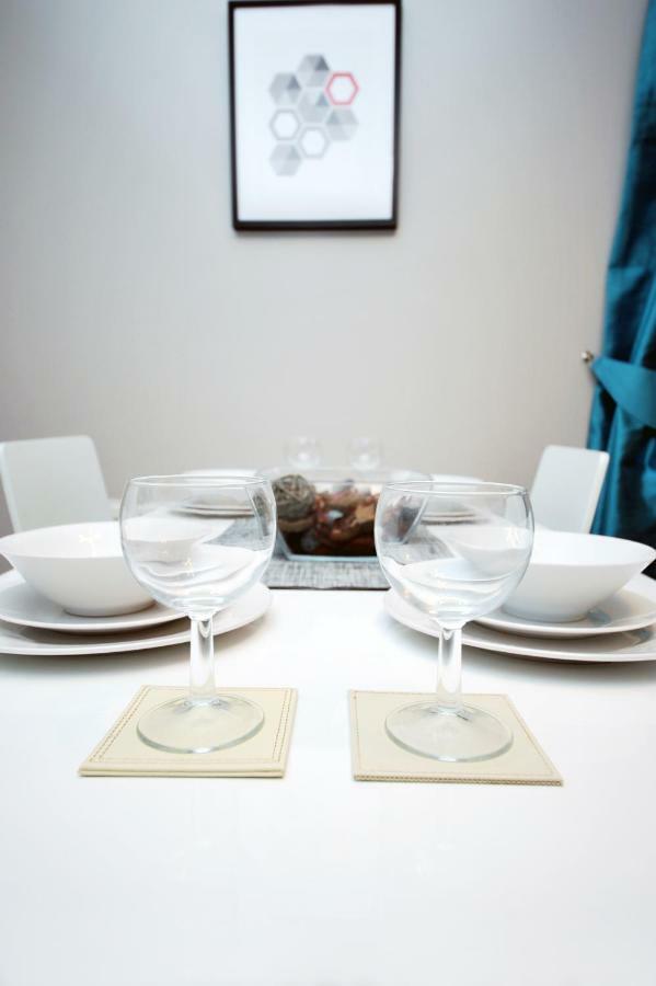 Stone'S Throw City Centre - Tv In Every Bedroom! Swansea Exterior photo