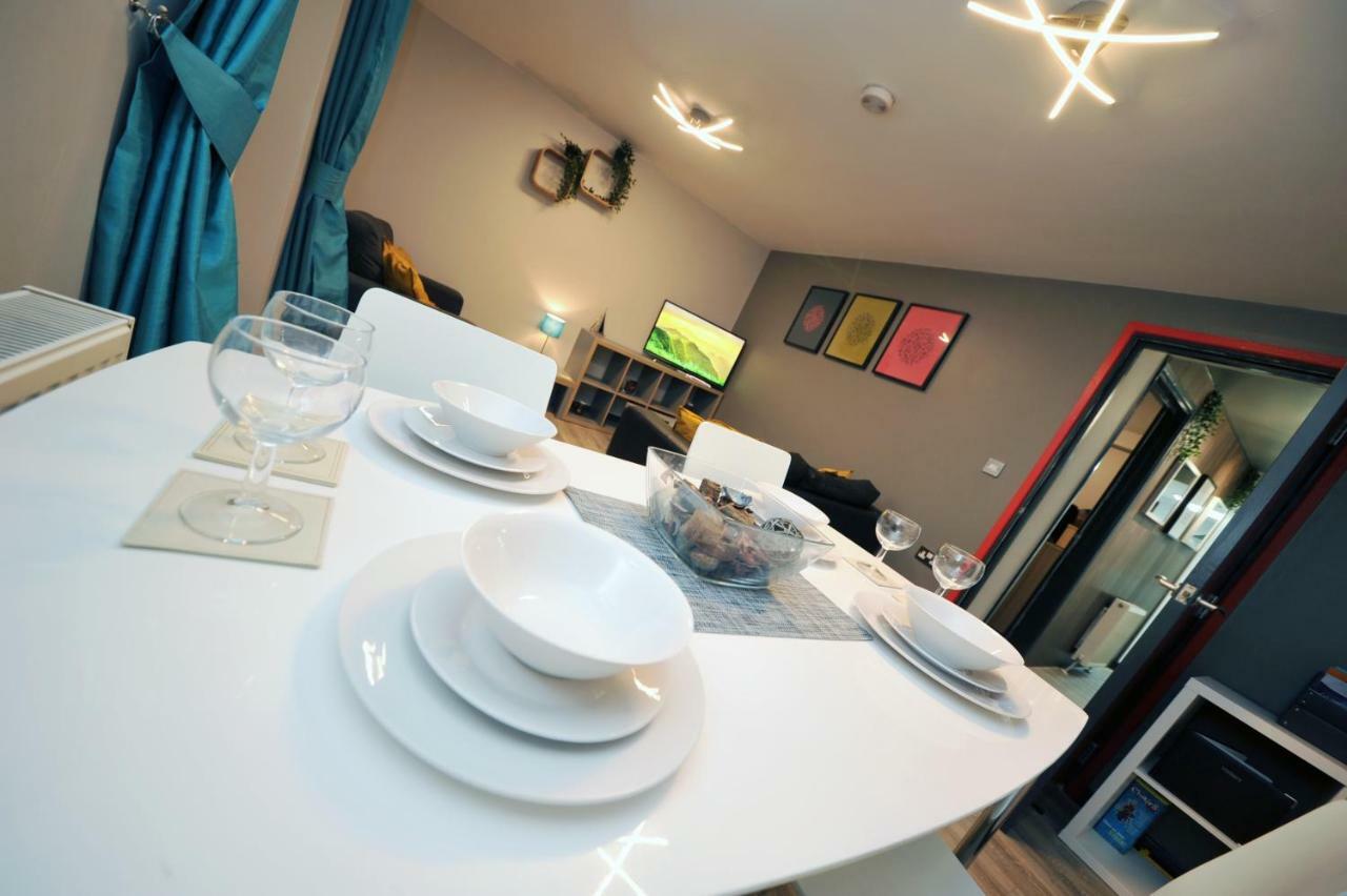 Stone'S Throw City Centre - Tv In Every Bedroom! Swansea Exterior photo